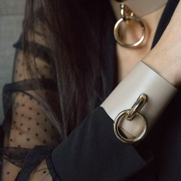 TESSA BRACELET aus beigem Leder mit breitem, goldfarbenem Metallring von MIA ATELIER bei BRIGADE MONDAINE