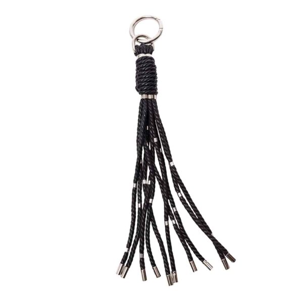 Llavero bdsm con látigo en cuerdas negras y detalles plateados