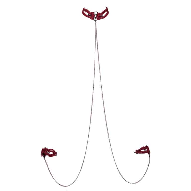 Bdsm-Set Halsband und Handschellen aus bordeauxroten Seilen, die mit einer Silberkette verbunden sind