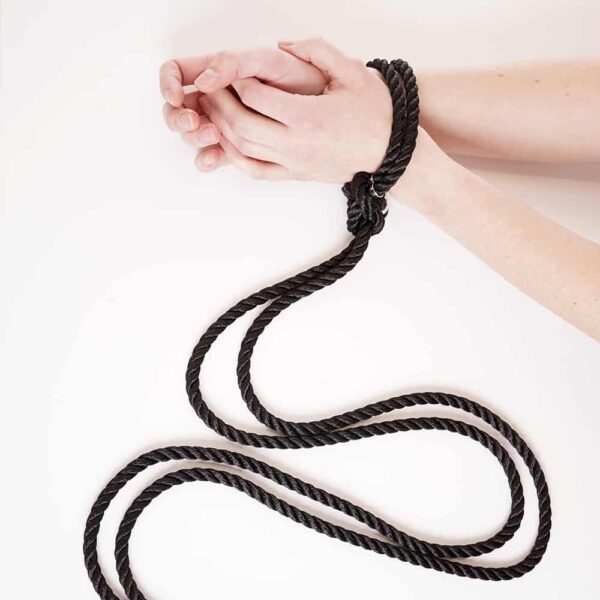 bdsm-Handschellen aus schwarzen Seilen mit silbernen Details