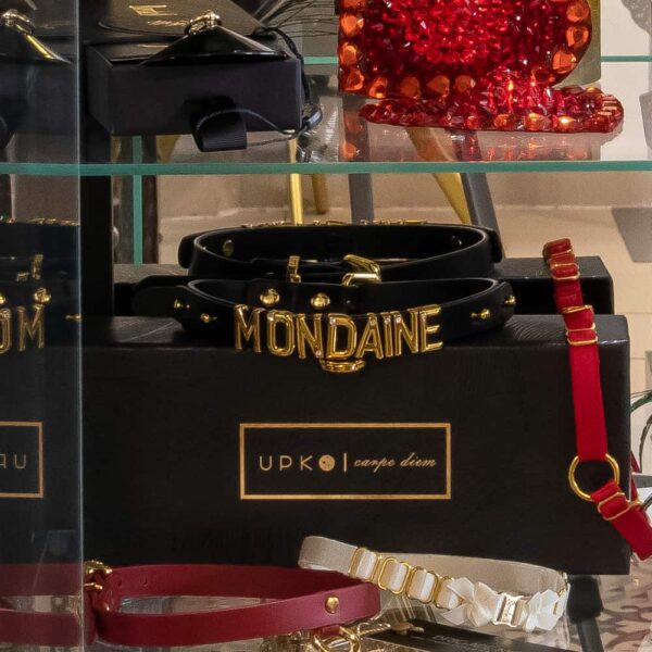 Chocker Upko x Brigade Mondaine de cuero italiano negro con letras chapadas en oro de 24 quilates que forman la palabra Modaine.