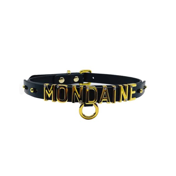 Collier / choker en cuir noir italien souple avec accroche et lettres en or plaqué 24 carats et une petite pierre incrustée sur chacune des lettres écrivant le mot MONDAINE de la collection UPKO X Brigade Mondaine disponible chez Brigade Mondaine