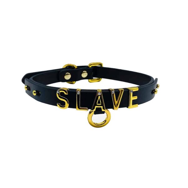 Collier / choker en cuir noir italien souple avec accroche et lettres en or plaqué 24 carats et une petite pierre incrustée sur chacune des lettres écrivant le mot SLAVE de la collection UPKO X Brigade Mondaine disponible chez Brigade Mondaine