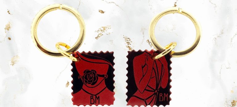 Schlüsselanhänger rot graviert, schwarz und vergoldet von DOMESTIQUE bei BRIGADE MONDAINE