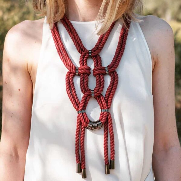 Buste portant le collier resu rouge de figure of A