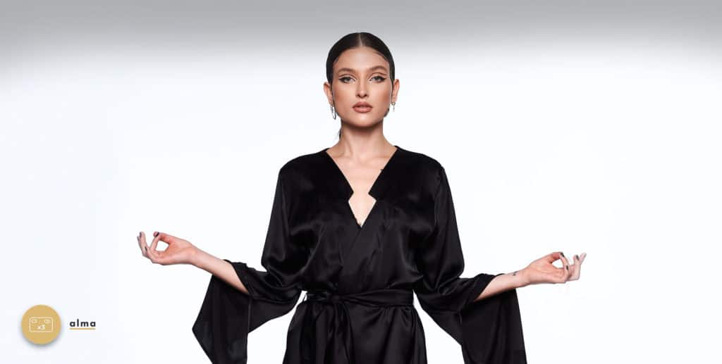 Le modèle porte un article de la marque Ludique. Infinity Robe Kimono, long Kimono noir satiné.