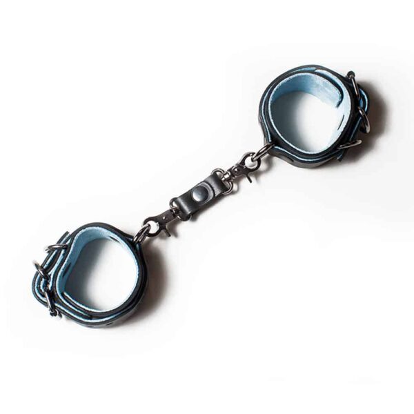 Черные кожаные наручники с серебряными насадками и деталями с l' мягкий синий материал интерьера