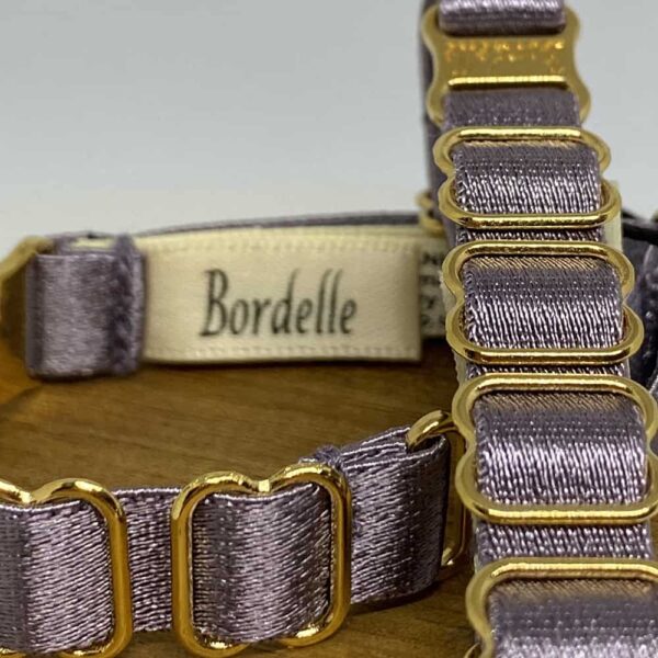Collier Strap Bordelle couleur Tundra, le produit est composé d’élastique satiné et de plaqué or. Le collier strap est fin et féminin, l’élastique est surmonté de détails en finition en plaqué or 24 carats.