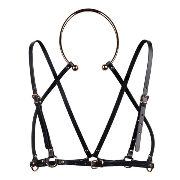 Amata Bondage-Harness aus schwarzem Leder von der Marke Elif Domanic. Dieser Harness ist aus schwarzen Lederriemen und feinen silbernen Schnallen gefertigt. Das Geschirr wird über ein steifes, kreisförmiges Nackenband mit einer Öffnung für den vorderen Teil des Halses getragen. Die Riemen werden dort dank kleiner Nägel eingehakt und bilden die Brust, die Träger und den Halt der Unterbrust.