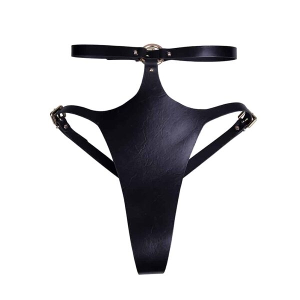 String de bondage Freya en cuir noir de la marque Elif Domanic. Ce string est doté d’une taille haute qui s’attache sur le derrière avec une fine boucle de couleur or. La partie avant est scindée sur les extrémités hautes et est reliée au tour de taille par un anneau et trois clous. A l’arrière la ficelle en cuir également est assez épaisse et ornée de clous sur la partie haute.