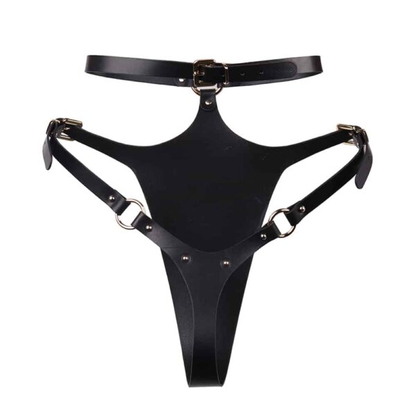 Tanga bondage de cuero negro Freya de Elif Domanic. Este tanga tiene una cintura alta que se abrocha en la parte trasera con una fina hebilla de color dorado. La parte delantera está dividida en los extremos altos y está unida a la cintura por una anilla y tres clavos. En la parte trasera, el cordón de cuero también es bastante grueso y está decorado con tachuelas en la parte alta.