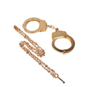 BDSM-Handschellen der Marke Elif Domanic. Diese Handschellen sind goldfarben und werden durch einen Schlüssel mit einer langen Kette verziert.