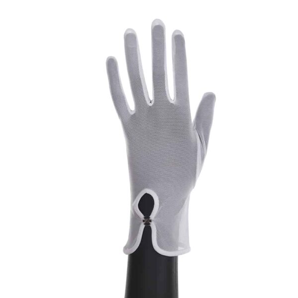 Handschuhe aus weißem Netzstoff mit Rüschen am Handgelenk, sie sind leicht durchsichtig