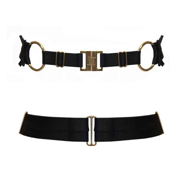 Black belt from the brand Bordelle. The product is made from satin elastic and 24-carat gold clasps. The front closure is embossed with the brand's name. Two gold-coloured rings adorn the product and structure it by holding a thicker elastic in the back with two small bows at the ends. On the front two elastic bands join the two central clasps.