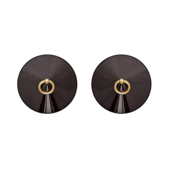 Nippies negros O gunmetal de Bordelle. Este par de nippies está chapado en metal con un anillo chapado en oro de 24 quilates. El producto es sencillo, con la parte metálica negra cónica y en la parte superior una pequeña bola dorada con una anilla colgante.