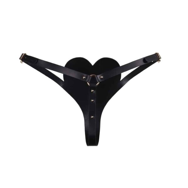 Tanga negro de Elif Domanic. Este tanga de cuero con arnés es de color negro y cuenta con una pieza en forma de corazón para la parte inferior del estómago. Una banda de cuero en la cadera une el conjunto en una sola pieza con ajustes de color dorado en cada cadera. Detrás, una anilla colocada a la altura de las nalgas conecta la cuerda con la banda de la cadera. La parte trasera está decorada con pequeñas tachuelas.