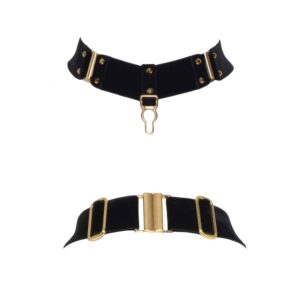 Schwarze Verene-Halskette der Marke Hervé by Celine Marie. Diese Halskette besteht aus einem schwarzen Gummiband aus dickem, weichem Samt und 24 Karat vergoldeten Haken und Verstellern. Als Anhänger dient eine vergoldete Schließe, daneben befinden sich zwei Haken, die von Nieten eingerahmt werden. Auf der Rückseite befinden sich eine Schließe und ein Verstellriemen.