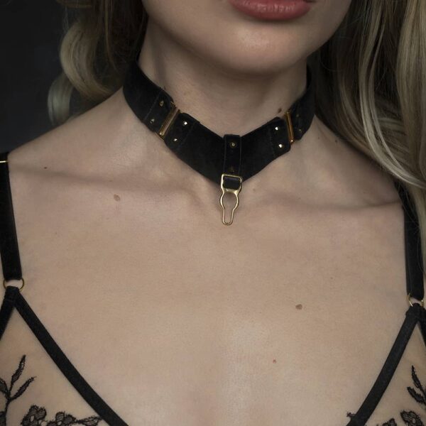 Choker Verene von HERVÉ by Celine Marie aus schwarzem Samt mit goldenen Messingbeschlägen, von denen sich einer in der Mitte befindet und zwei weitere an den Enden für die Anpassung der Halskette.