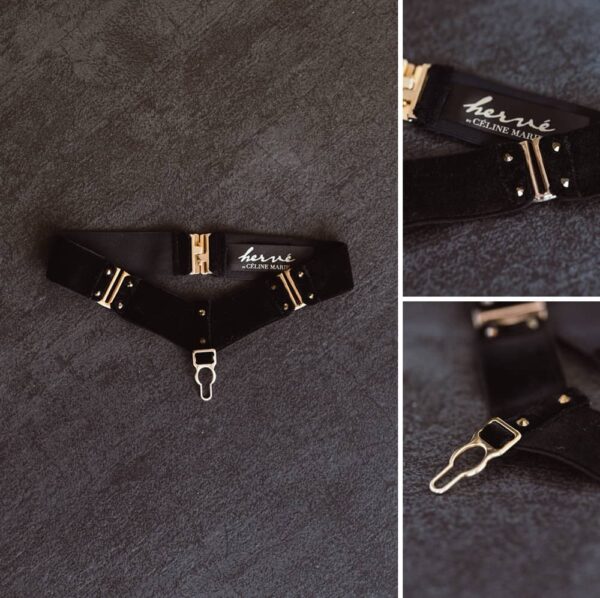Choker Verene of the brand HERVÉ by Celine Marie in black velvet with golden brass fasteners, one of which is located in the central pendant and two others at the ends for the adjustment of the necklace. A label with the brand's logo is sewn inside the product.