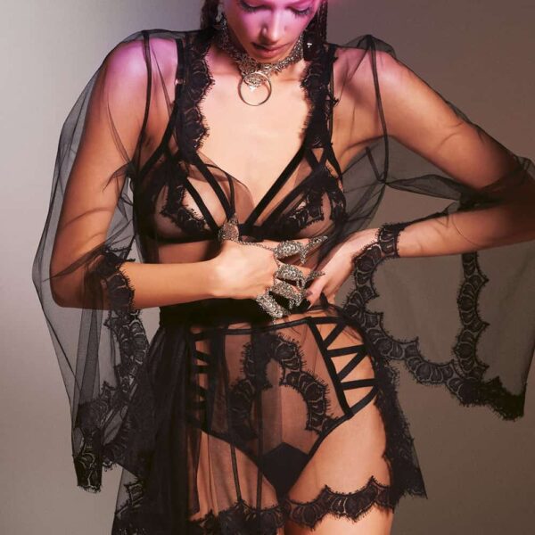 Femme a nuisette et ensemble lingerie noir transparent en tulle , dentelle , bandes élastiques. Accessoire des doigts et collier à boucle .