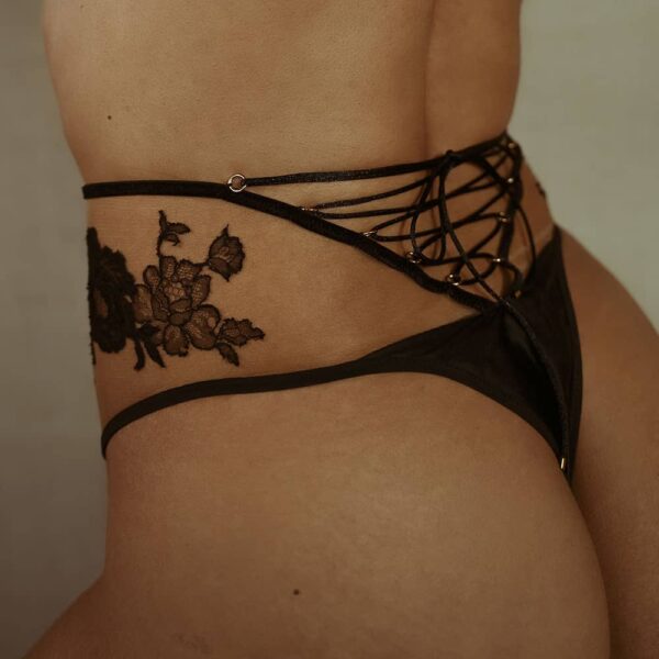 Tanga de cintura alta Nude Rich Tawny Collection Syntosis by HERVE BY CELINE MARIE. El tanga es una simple cintura alta de las mismas composiciones de tejido con cordón ajustable en la parte inferior de la espalda.