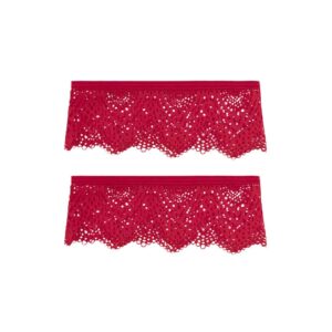 Rote Strumpfbänder der Marke Atelier Amour Collection Nommée Désir. Feine Spitze bedeckt die Oberschenkel und wird von einem schmalen Gummiband überragt, um den Halt zu sichern.