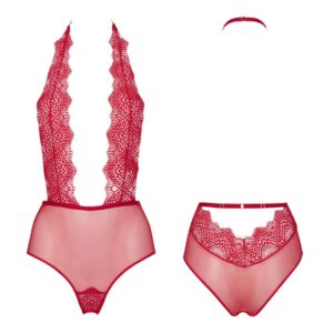 Offener Body von Rouge Atelier amour aus der Kollektion Nommée Désir. Dieser Body besteht aus zwei breiten Spitzenstreifen, die vom Nacken bis zum Bauchnabel reichen und den Blick auf die Brust freigeben. Die feine Spitze lässt die Silhouette durchscheinen. Ein elastischer Taillenbund trennt den unteren Teil des Bodys, der aus einem transparenten Tüllstück besteht. Der Rücken ist völlig entblößt, nur der Bereich des Gesäßes ist mit Tüll und halb geöffneter Spitze bedeckt. Mithilfe von goldenen Reglern im Nacken und an der Taille kann die Größe des Bodys angepasst werden. Im Schritt gibt eine Öffnung den Blick auf den Intimbereich frei, was für noch mehr Sinnlichkeit sorgt.