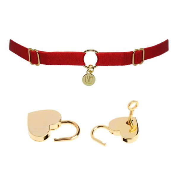 Choker rouge de la Brigade Mondaine aux finitions doré de 24 carats , anneau au milieu avec une attache pendante écrit BM. Acammpagné de cadenas à coeur