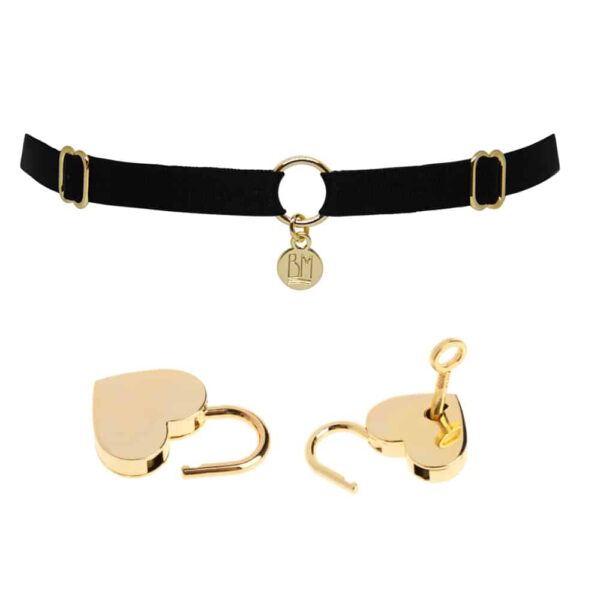 Choker noir de la Brigade Mondaine aux finitions doré de 24 carats , anneau au milieu avec une attache pendante écrit BM. Acammpagné de cadenas à coeur