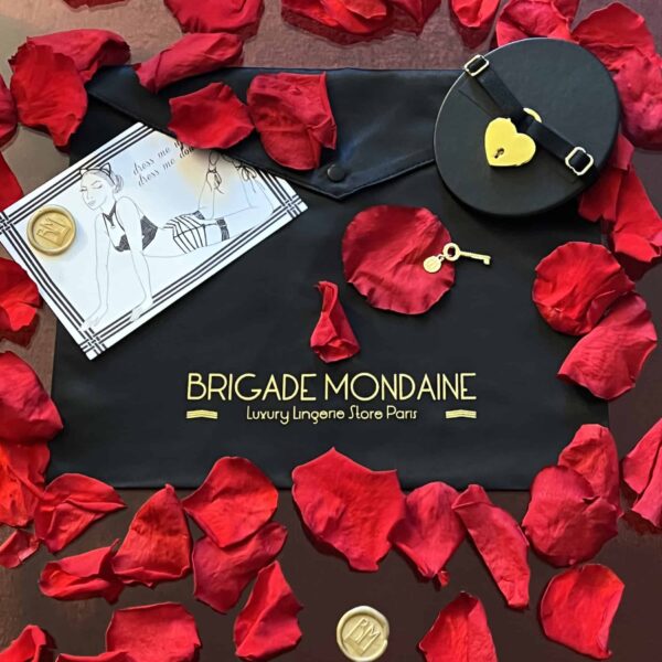 MONDAINE BRIGADE Signature Gift Packaging Black