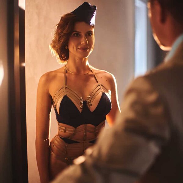 Costume roleplay hôtesse de l'air avec body playsuit bleu et élastiques dorées, string et jarretières et chapeau d'hôtesse BEAD STORIES chez Brigade Mondaine