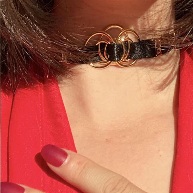 Bordelle und Brigade Mondaine Halskette Bordelle im schwarzen Geschenkpaket erhältlich.Die Halskette ist dünn und hat goldene Details.