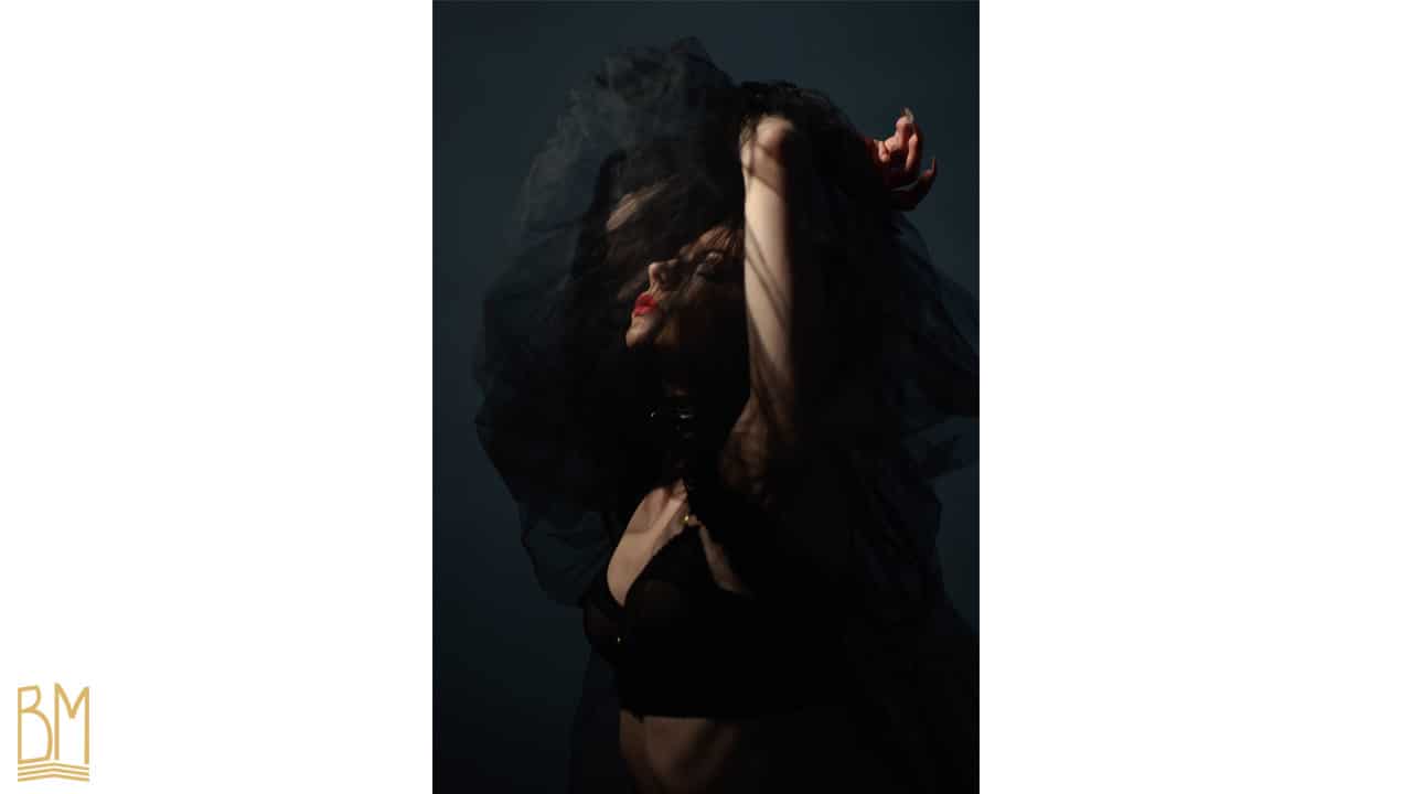 Sesión de fotos de Lada Vesna photography en colaboración con Brigade Mondaine con Julie Von Trash como modelo que lleva la marca Gonzales Affaires. El sujetador es transparente a la altura del pecho, tiene aros.