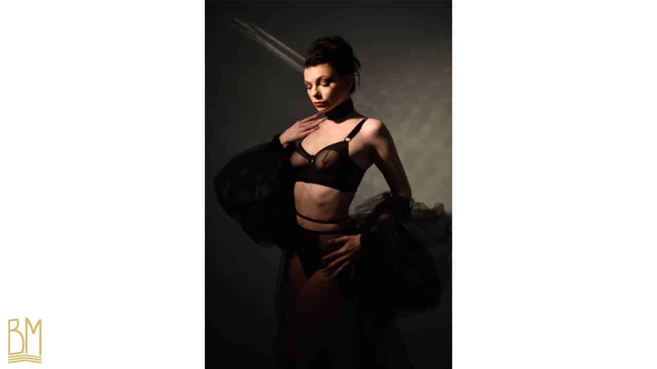 Shooting photo par Lada Vesna photography en collaboration avec la Brigade Mondaine avec comme modele Julie Von Trash qui porte la marque Gonzales Affaires. Le mannequin porte une culotte taille haute en tissu transparent, bordé d’un élastique fin faisant le tour de sa taille. Le soutien gorge est transparent au niveau de la poitrine, il possède des armatures.