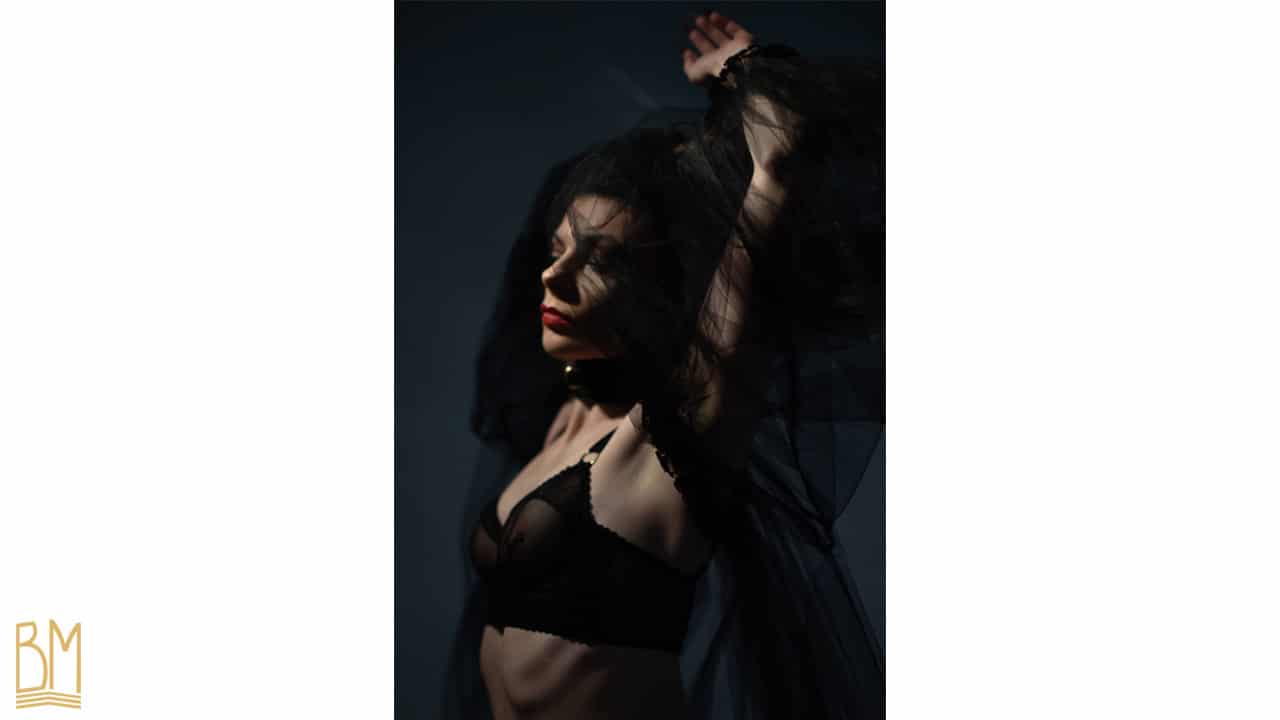 Fotoshooting von Lada Vesna photography in Zusammenarbeit mit Brigade Mondaine mit Julie Von Trash als Model, die die Marke Gonzales Affaires trägt. Der BH ist im Brustbereich transparent und hat Bügel.