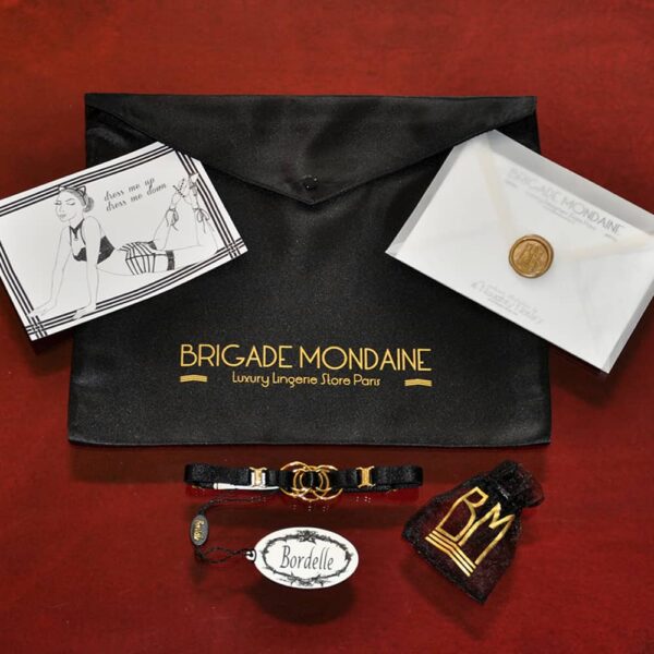 Luxury gift wrap, Bordelle et Brigade Mondaine collier Bordelle disponible dans le pack cadeau noir.Le collier est fin et possède des détails en doré.