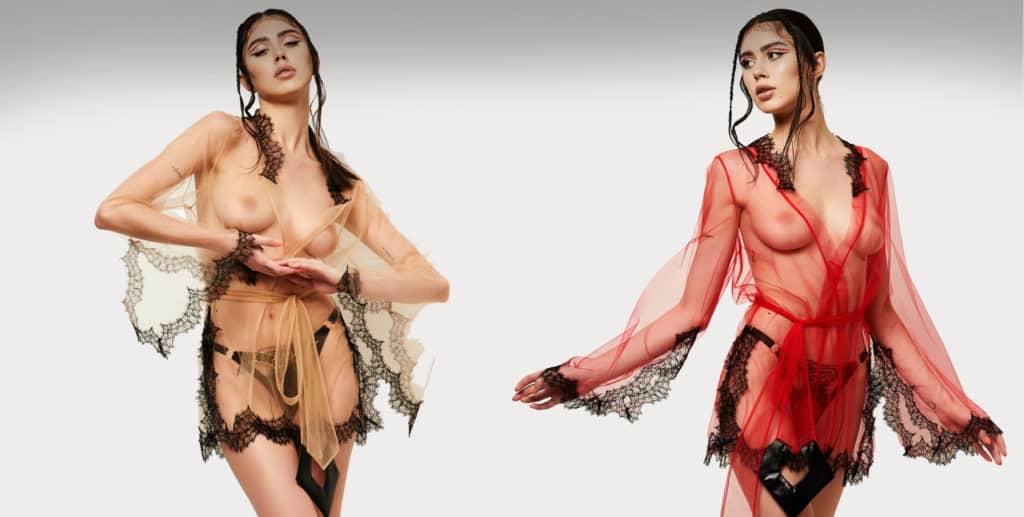 Das Model trägt zwei identische Modelle einen kurzen roten und beigen Kimono der Marke LUDIQUE LINGERIE. Sie haben schwarze Spitzendetails am Kragen, an den Ärmeln und am Saum. Außerdem gibt es einen Gürtel, um die Taille zu markieren.