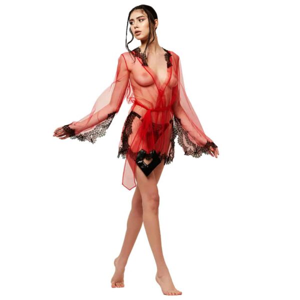 Das Model trägt einen kurzen roten Kimono der Marke LUDIQUE LINGERIE. Am Kragen, an den Ärmeln und am Saum befinden sich schwarze Spitzendetails. Außerdem gibt es einen roten Gürtel, um die Taille zu markieren.