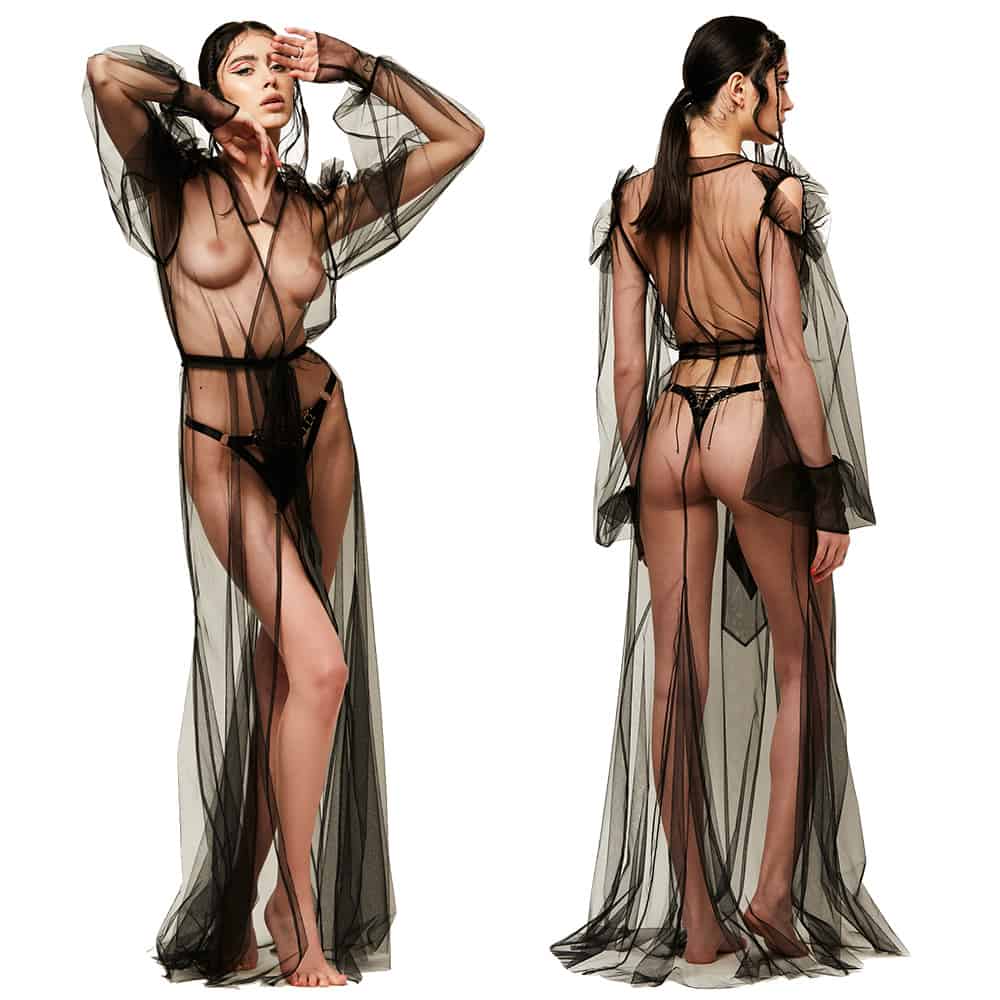 Kimono from Ludique Lingerie made of Italian tulle, this kimono is transparent. It is tight at the waist and has puffed sleeves with details on the shoulders.