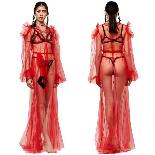 Le mannequin porte une longue robe rouge en tulle italien. Des volants sont présents sur les épaules, les manches sont bouffantes et possèdent un tissu plus serré sur les poignets. La robe est marquée à la taille.