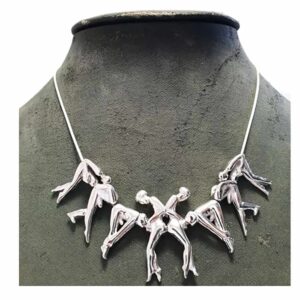 Rosebuds-Halskette aus Silber, die aus verschiedenen Personen besteht, die miteinander verbunden sind. Es gibt drei Personen auf jeder Seite und zwei Personen in der Mitte.