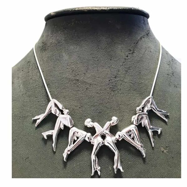 Collier Rosebuds en argent composé de différentes personnes reliés les uns aux autres. Il y a trois personnes de chaque côtés et deux personnes au centre.