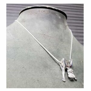 Collar de plata Rosebuds, teniendo una mujer de plata que nos muestra su anatomía, de hecho tiene las piernas en el aire abiertas.