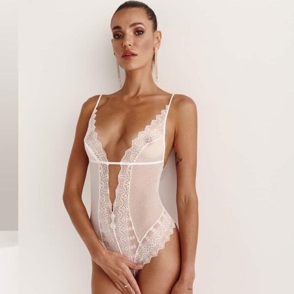 G-string bodysuit, ivory color, from the Geneva collection. Delicate creation entirely handmade in Spain, from stretch lace, fishnet and satin elastic and for some pieces of the most beautiful pearls of Majorca. Majorca Pearls are made in a traditional way and known worldwide as the best handmade pearls. A unique design by BRACLI! In addition to the stimulating effect of the pearls on the erogenous zones, this model is perfect for G-spot stimulation. Pull the ribbon at the back to release the bead necklace. Tie a knot at the end of the pearl chain and insert it into the vagina with a finger.