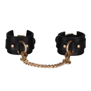Кожаные наручники и цепи от Элиф Доманик. Эти наручники имеют петлю с железной пряжкой, которая позволяет соединить два наручника цепью.