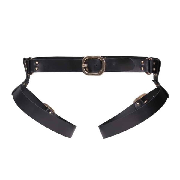 Ceinture Electra Elif Domanic harnais de bondage en cuir de couleur noir. Au niveau du nombril, un boucle avec des trous réglables orne la ceinture. Deux passants permettent de tenir aux cotés les jarretelles qui elles aussi sont en cuir et réglable.