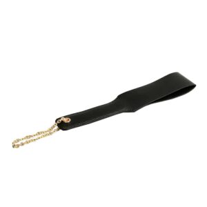 Spanking-Paddle aus schwarzem Leder von der Marke Elif Domanic. Ein goldfarbener Ring hält eine kurze Kette am Ende des Paddles fest.
