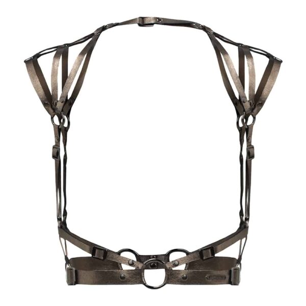 The harness has shoulder pads connected to the straps by a ring of gun color. The harness wraps around the waist with leather bands as a belt that join to a ring, leaving the chest bare. All the leather bands are adjustable.