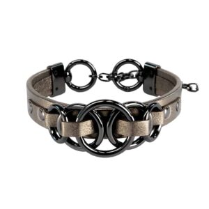 El collar Adèle es un collar de cuero con tres anillos de color pistola que se entrelazan como una joya central.