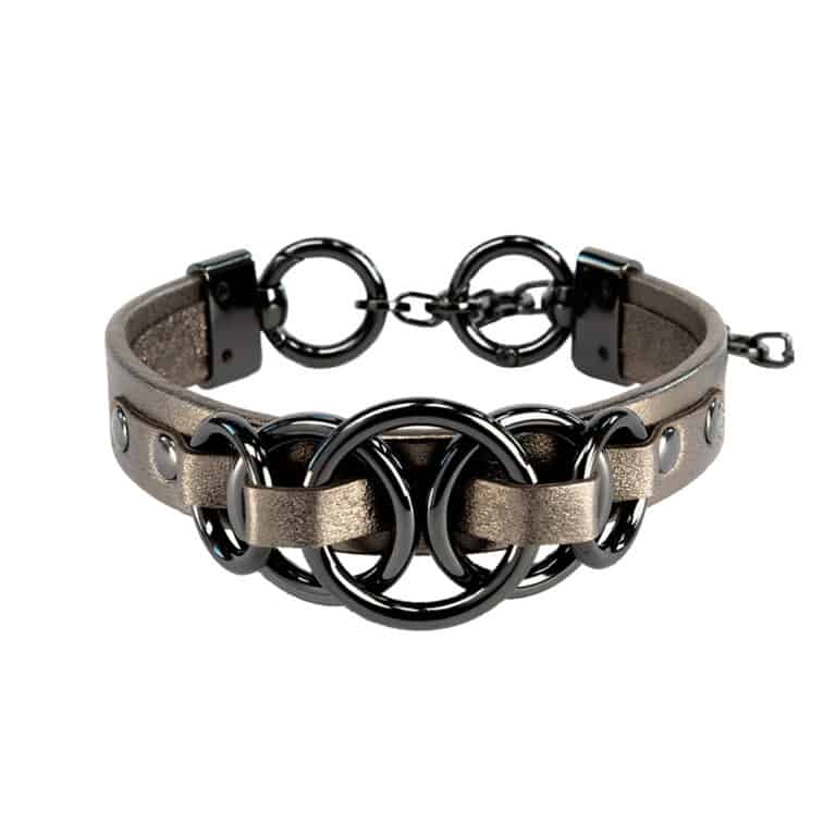 Die Adele-Halskette ist eine Lederkette, die mit drei gunfarbenen Ringen verziert ist, die als zentraler Schmuck ineinander verschlungen sind.